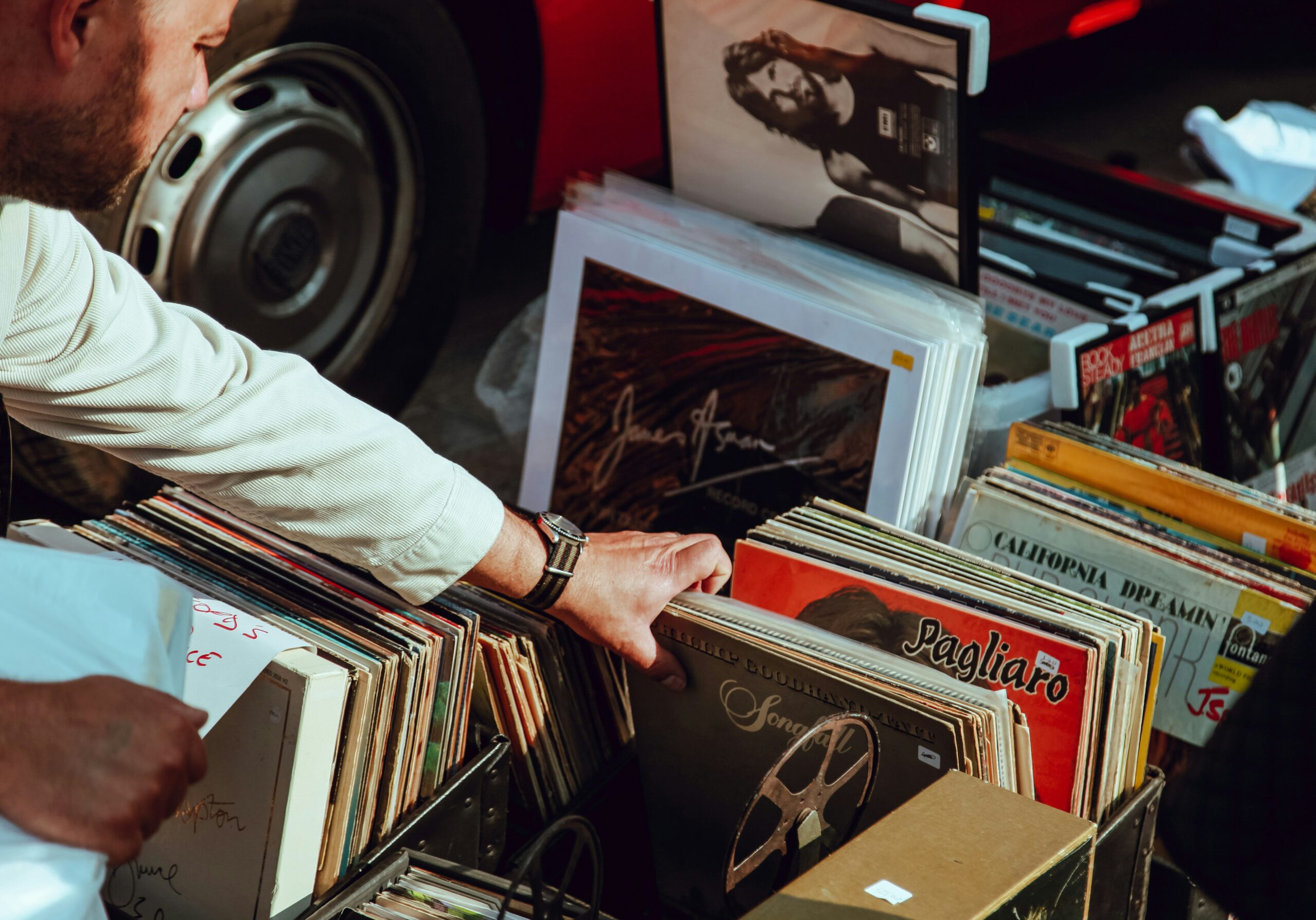 Cómo enviar música a sello discográfico: productor preparando demo en estudio